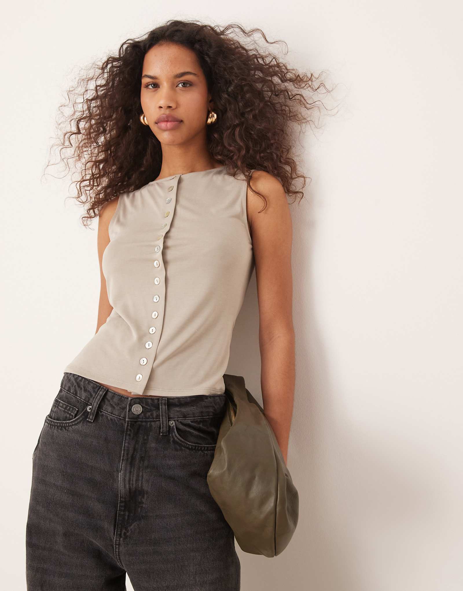 ДИЗАЙНЕРСКАЯ майка без рукавов из модала на пуговицах ASOS DESIGN из камня 4290₽