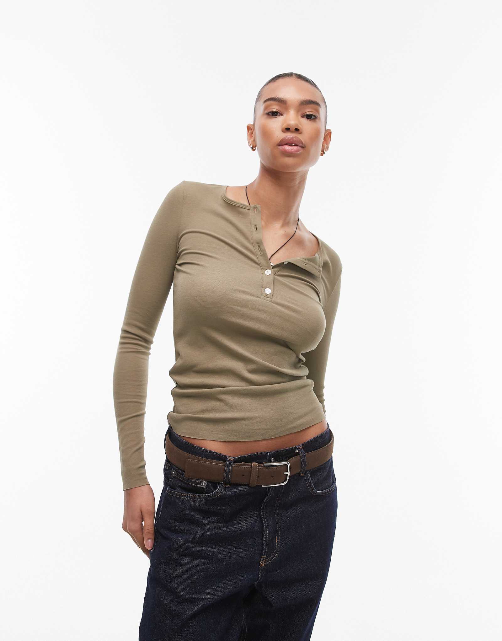 Топ из прозрачного джерси ARKET с длинным рукавом и планкой на пуговицах зеленого цвета хаки 10590₽