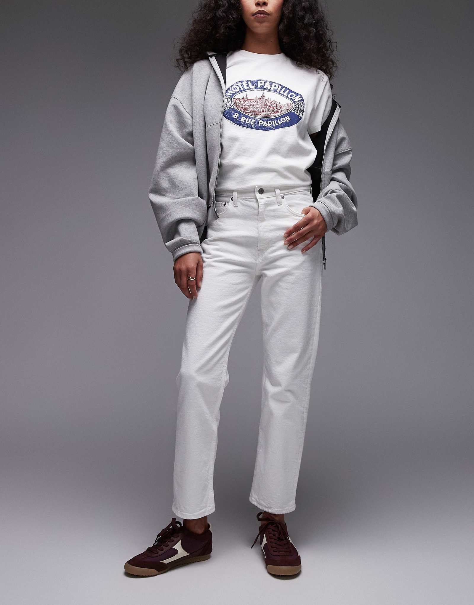 Джинсы ARKET Jade stretch зауженного кроя темно-белого цвета 19990₽