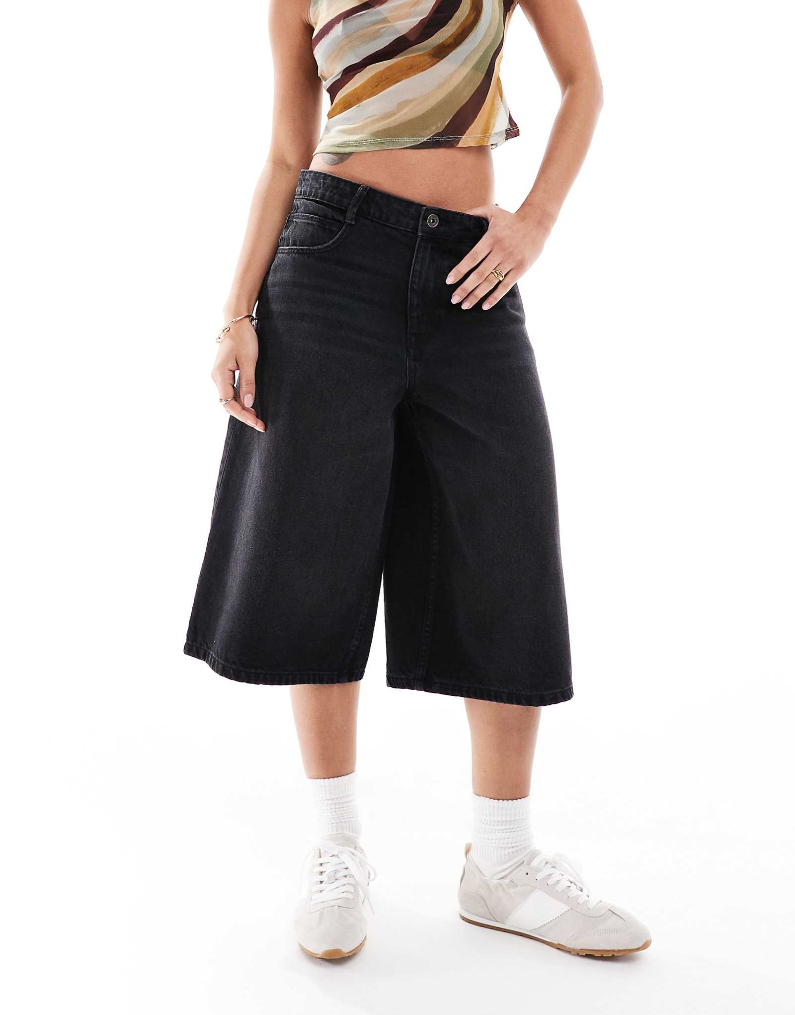 Мешковатые джинсовые шорты Bershka черного цвета застиранные 8690₽