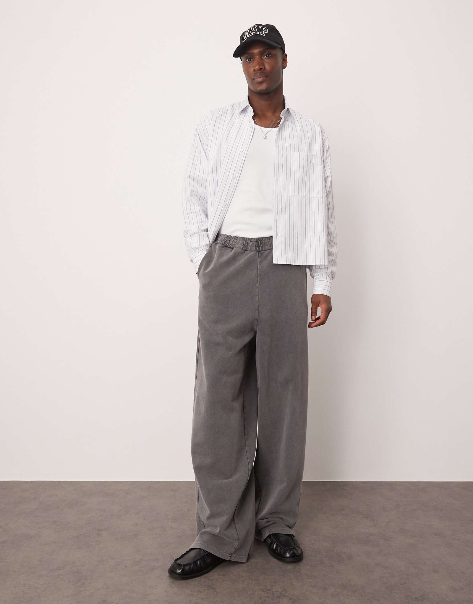 Застиранные спортивные брюки ASOS DESIGN с воздушным шаром и деталями в швах черного цвета 2790₽