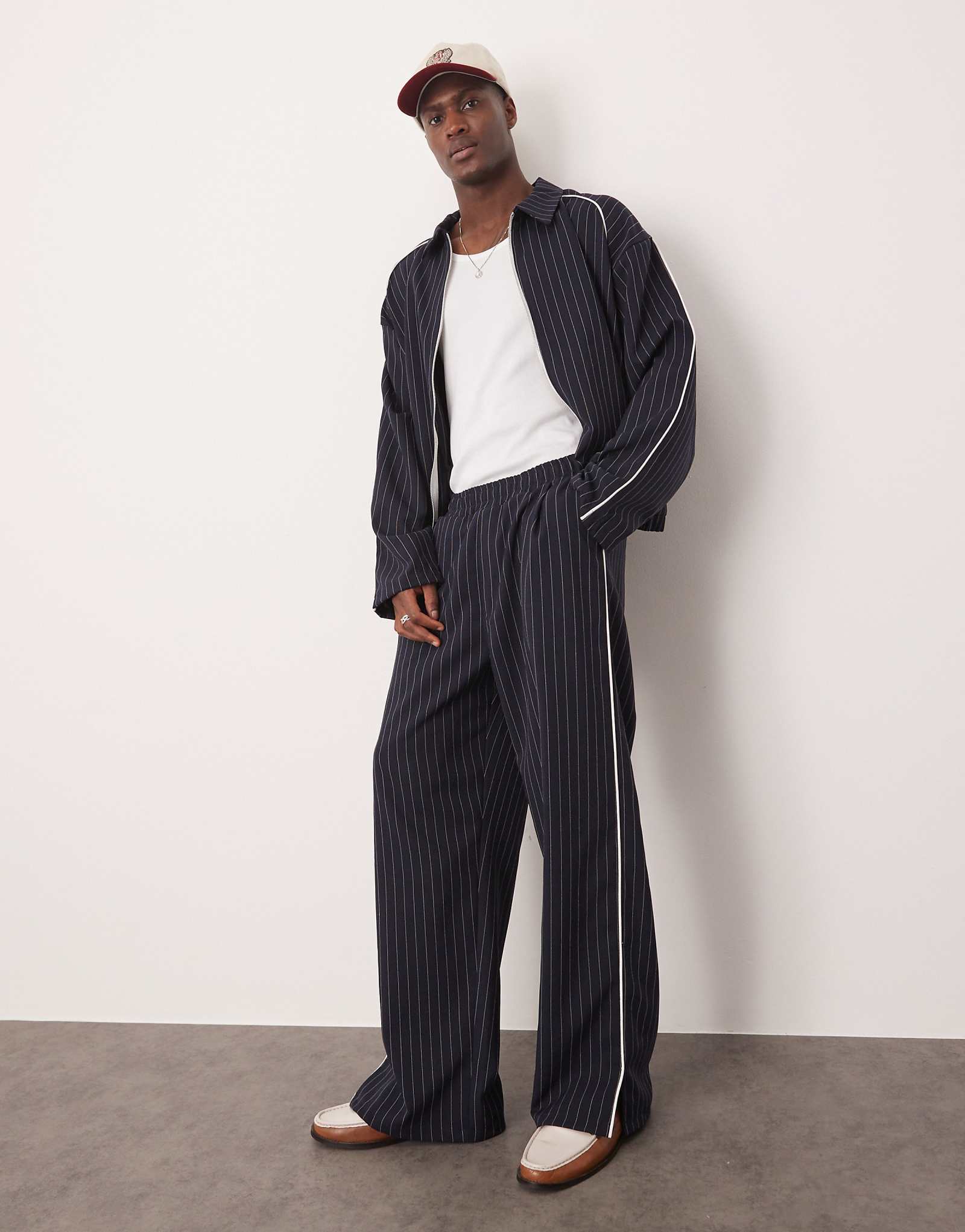 Широкие брюки от спортивного костюма ASOS DESIGN темно-синего цвета 6890₽