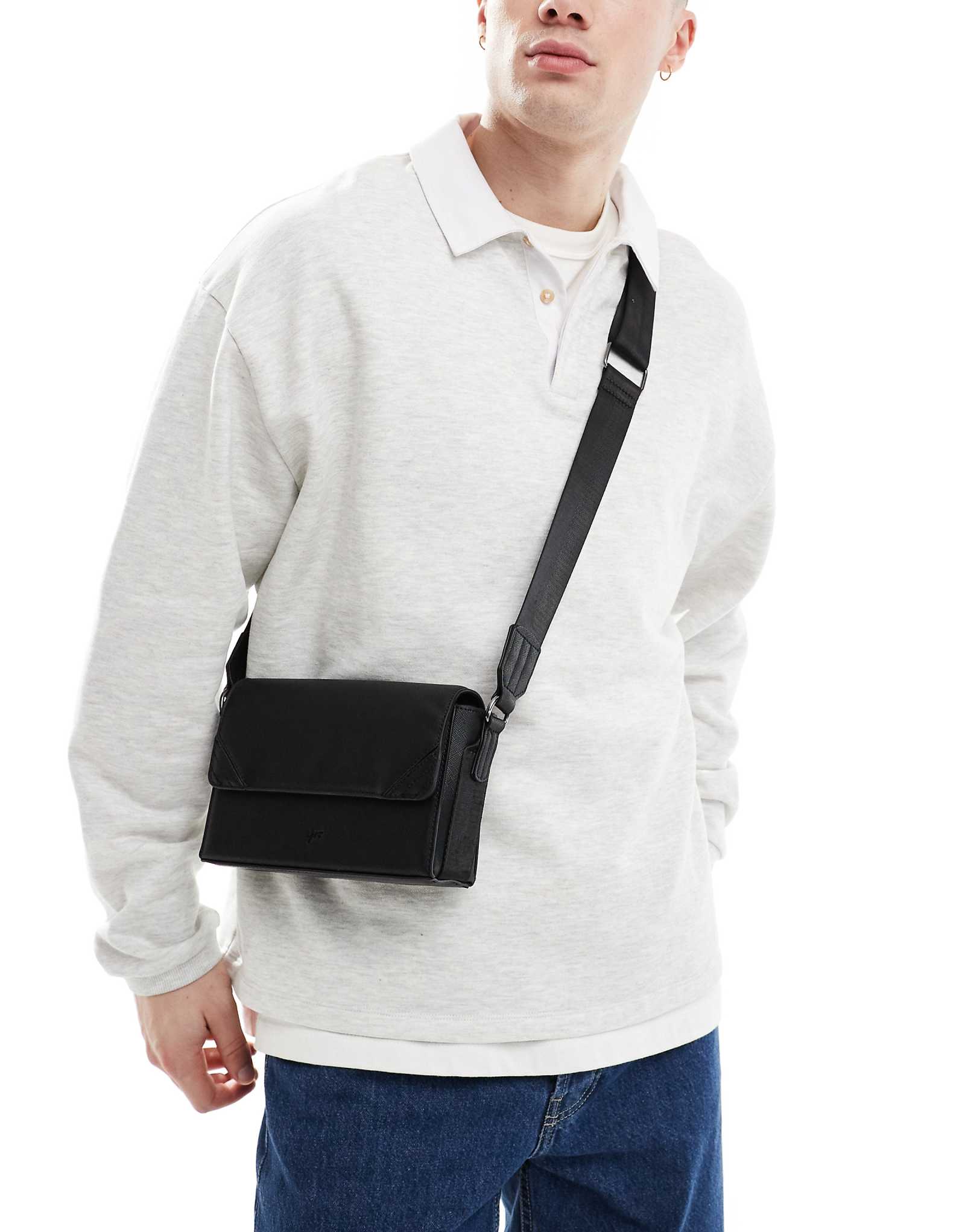 Детализированная сумка через плечо Bershka черного цвета 6790₽