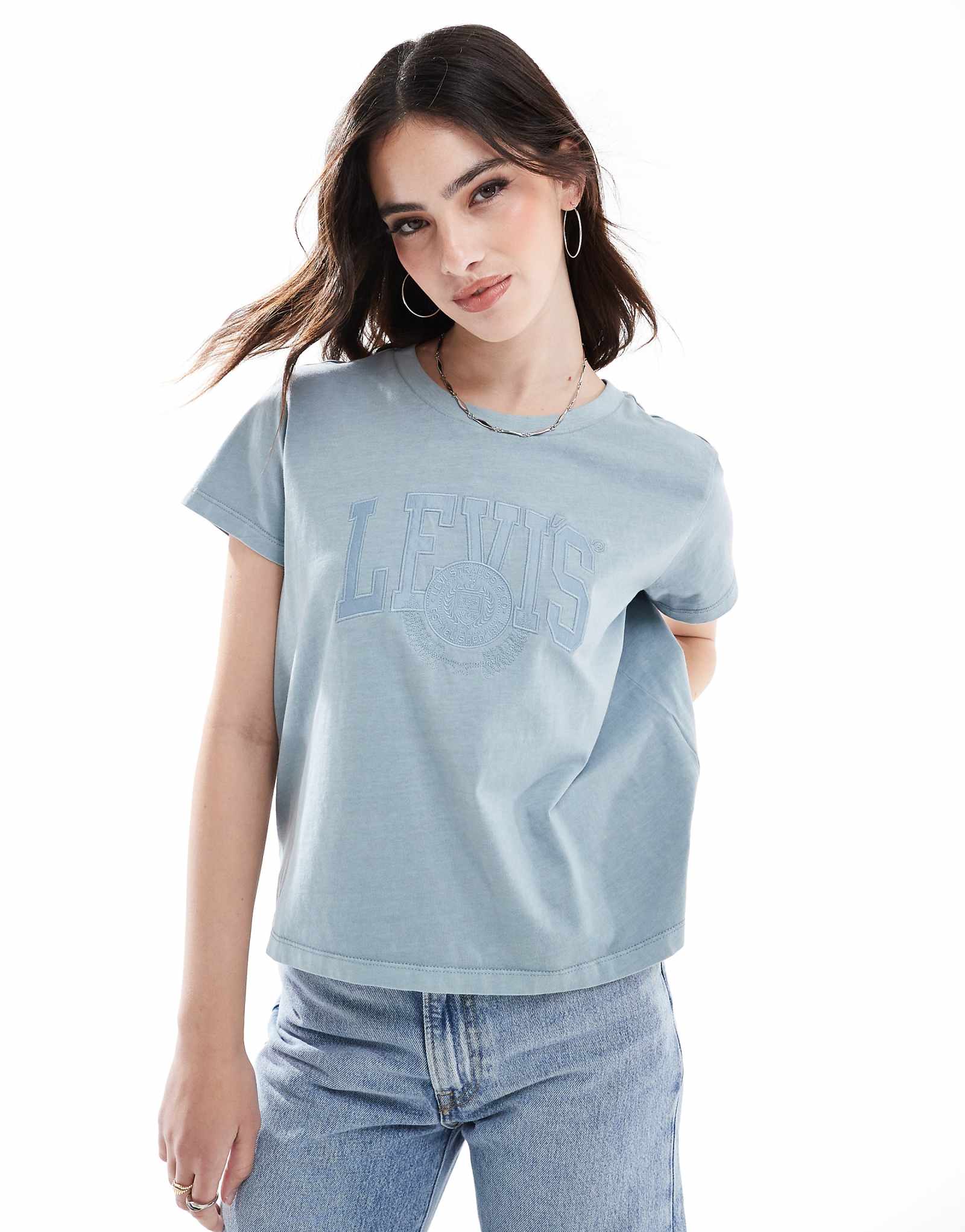 Облегающая футболка Levis varsity с логотипом и аппликацией в тон темно-синего цвета 7090₽