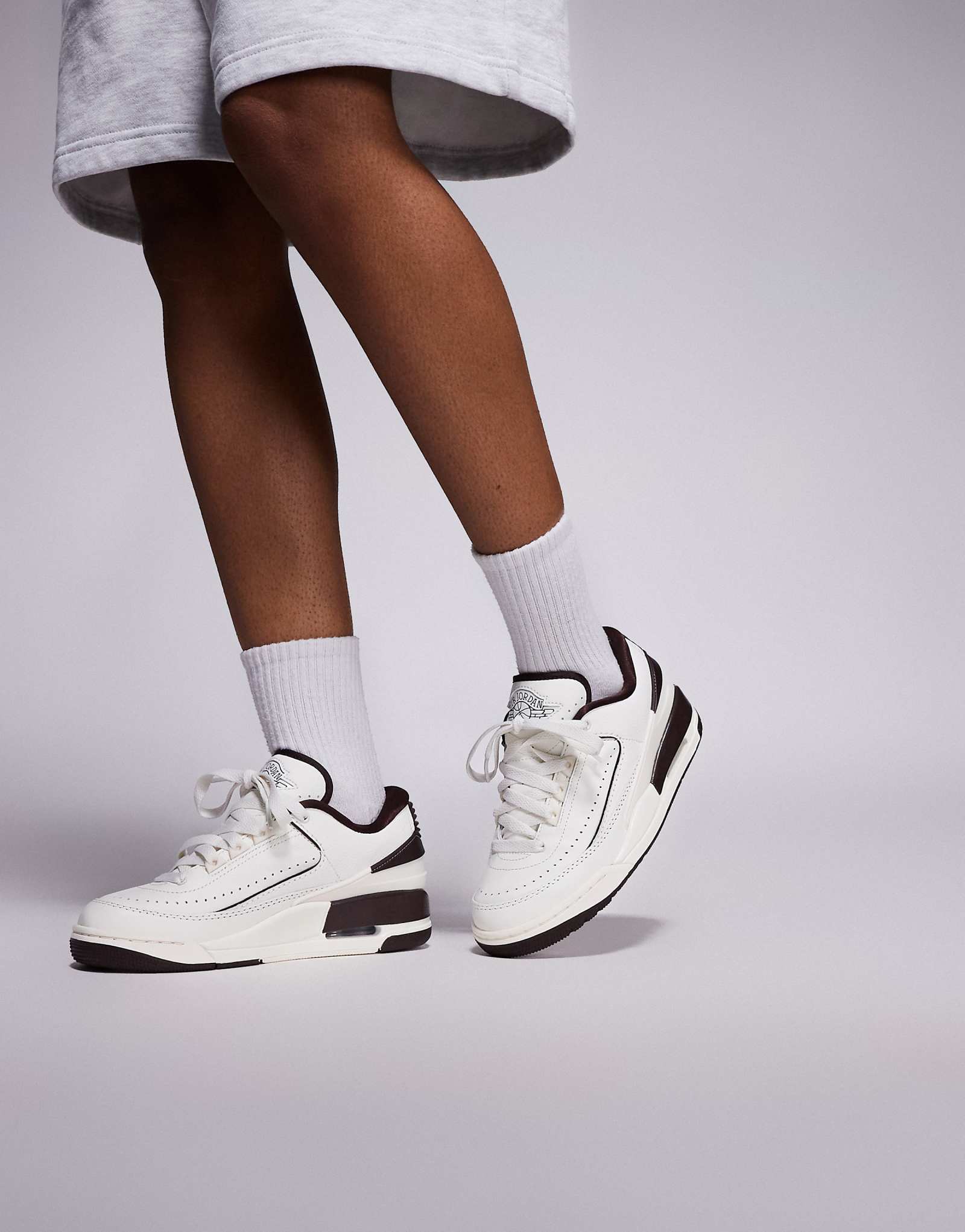 Кроссовки Nike Air Jordan 23 белого и коричневого цветов 16290₽