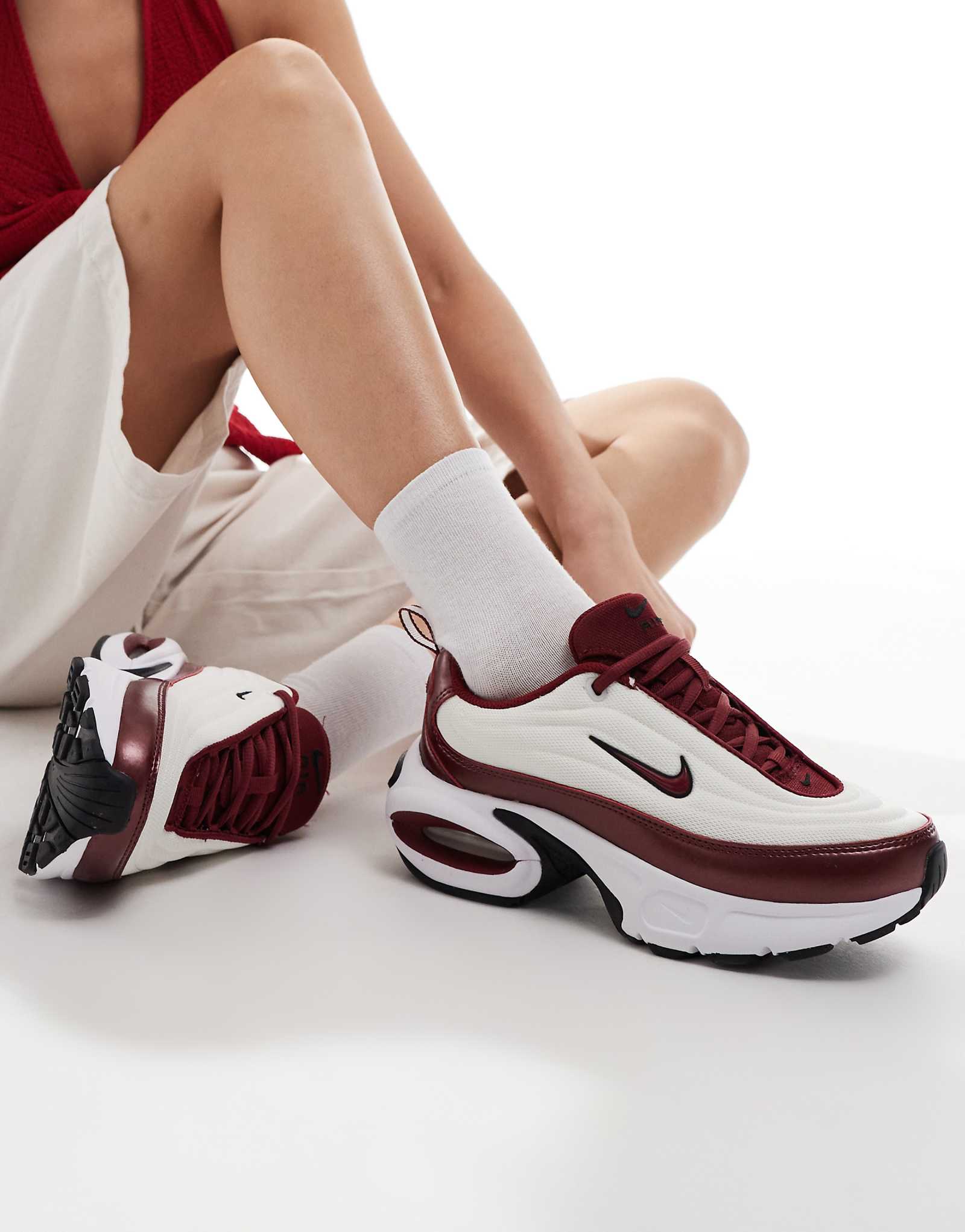 Кроссовки Nike Air Max Portal белого и красного цветов 18790₽