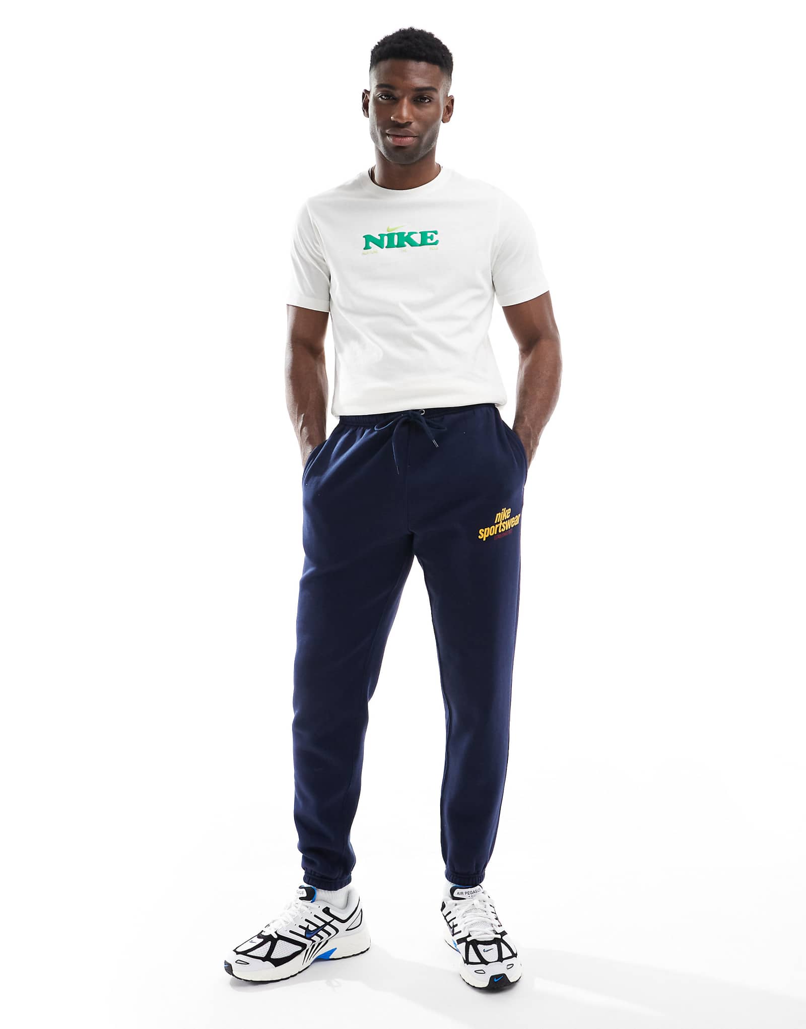 Спортивные брюки с логотипом Nike Sportswear темно-синего цвета 16290₽