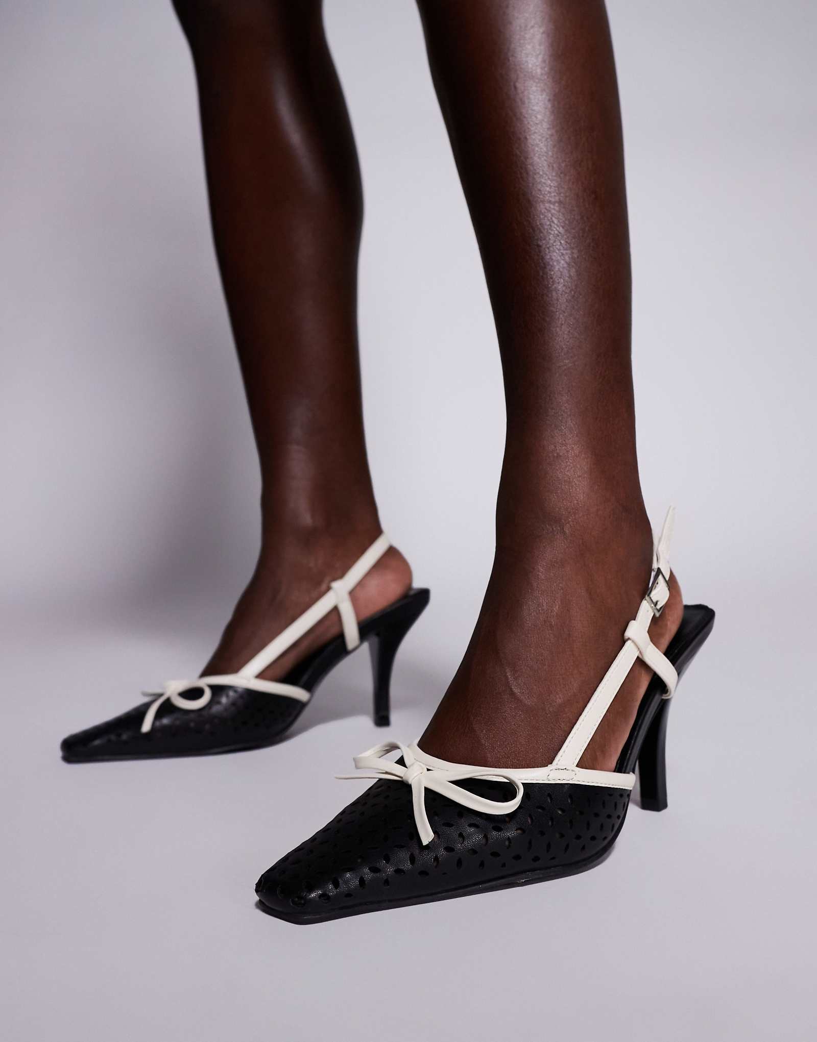 Стремление широкая колодка Алхимия лазерной резки slingback каблуки с бантом в крем и черный 6390₽