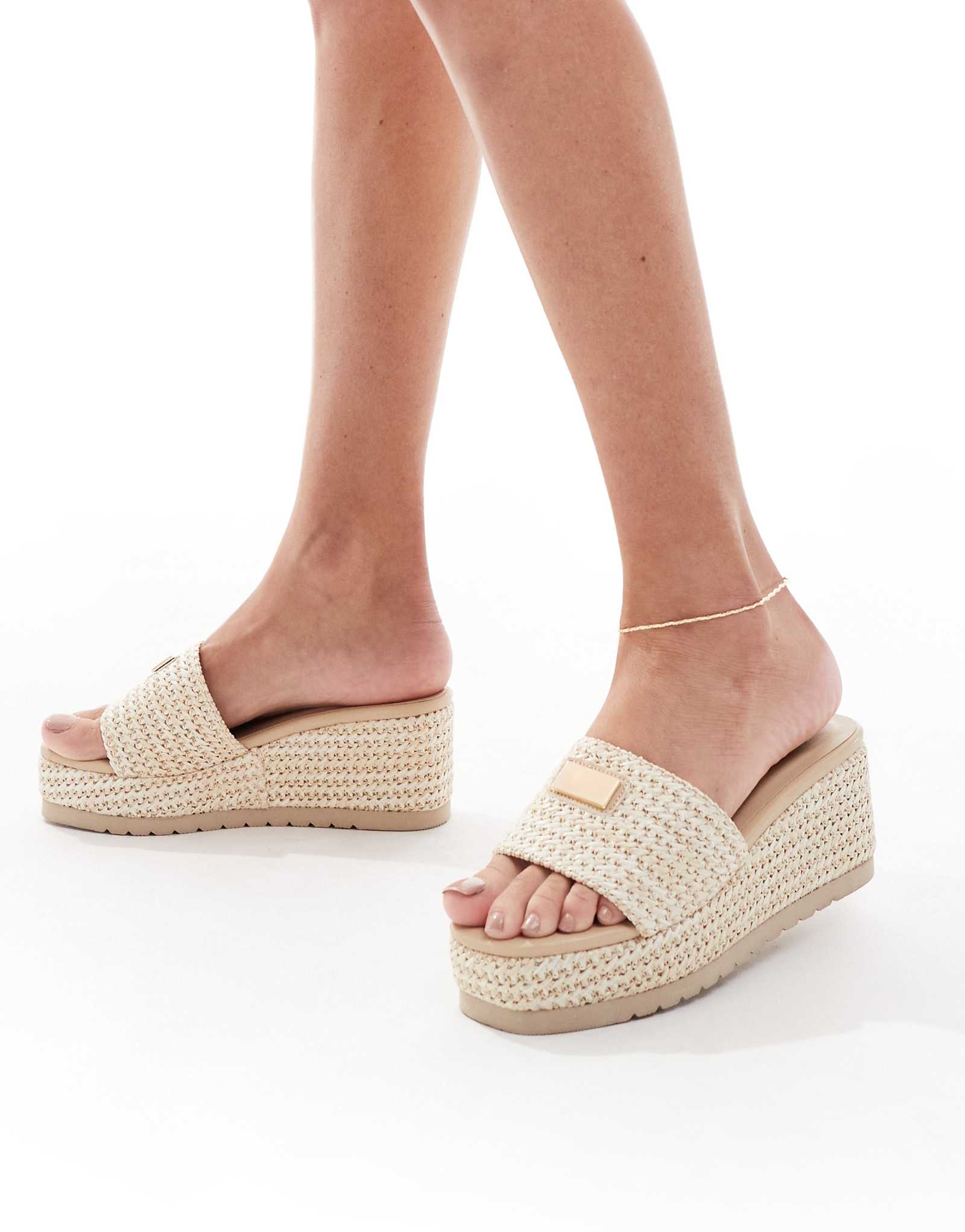 Модель на танкетке от SEQWL Minelli с ремешком из натуральной рафии