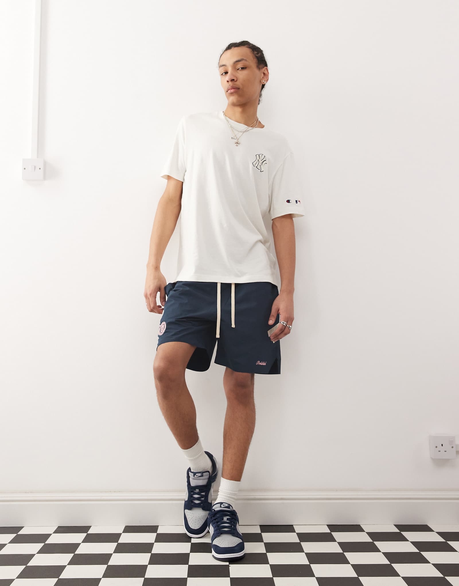 Запрещенные спортивные шорты темно-синего цвета 10390₽