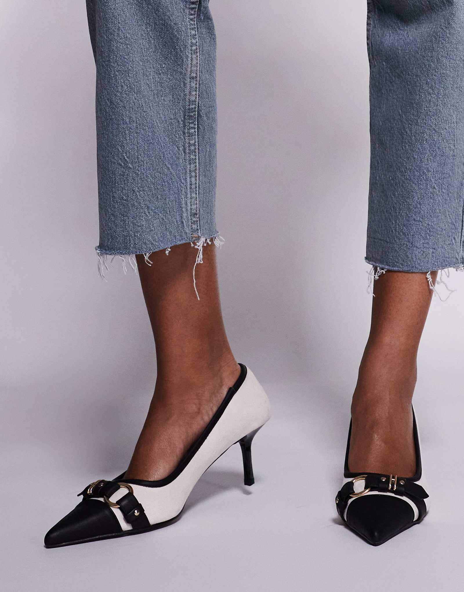 Туфли-лодочки Public Desire Mera с пряжкой на каблуке в виде котенка кремового цвета