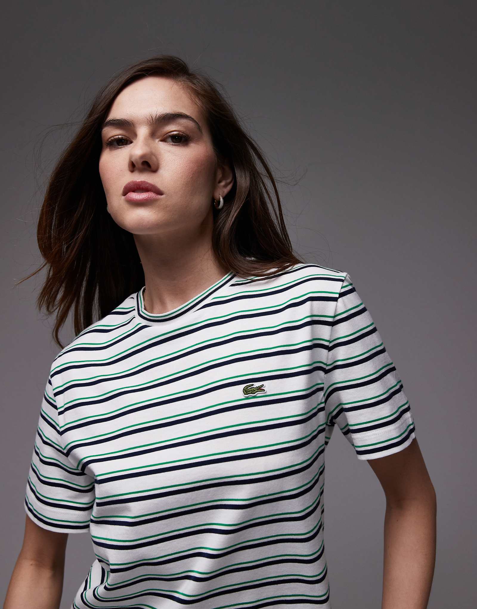 Футболка Lacoste оверсайз в зеленую черно-белую горизонтальную полоску 18490₽