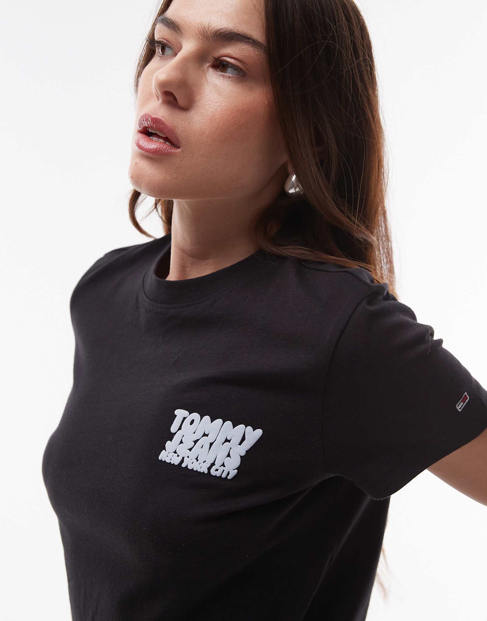 Футболка с логотипом Tommy Jeans bubble черного цвета 8990₽