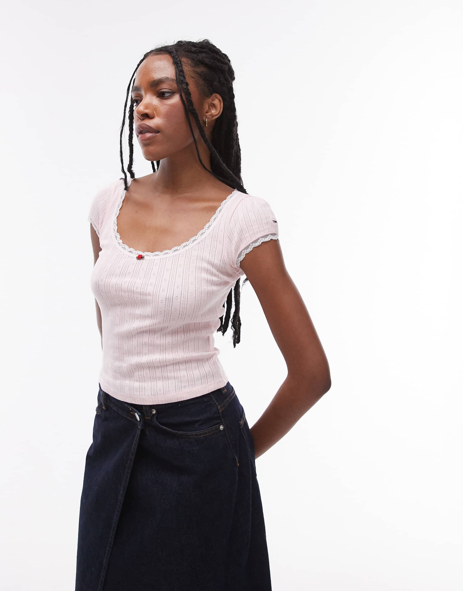 Детская футболка Tommy Jeans pointelle розового цвета 9390₽