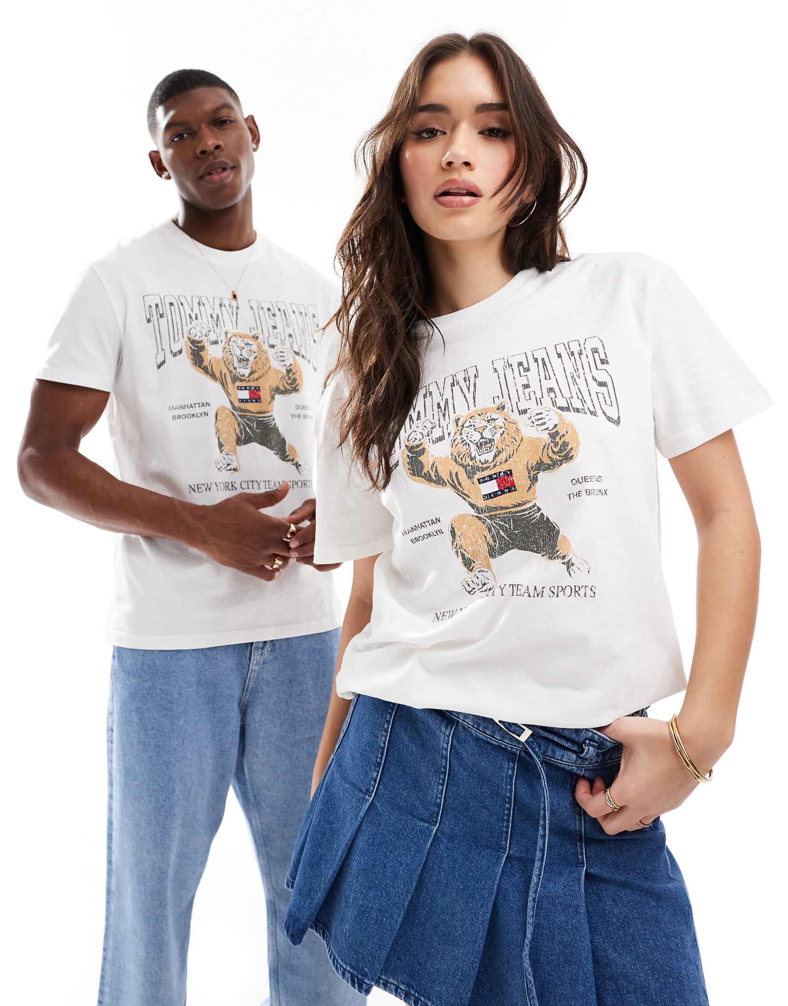 Футболка унисекс Tommy Jeans varsity tiger темно-белого цвета 10190₽