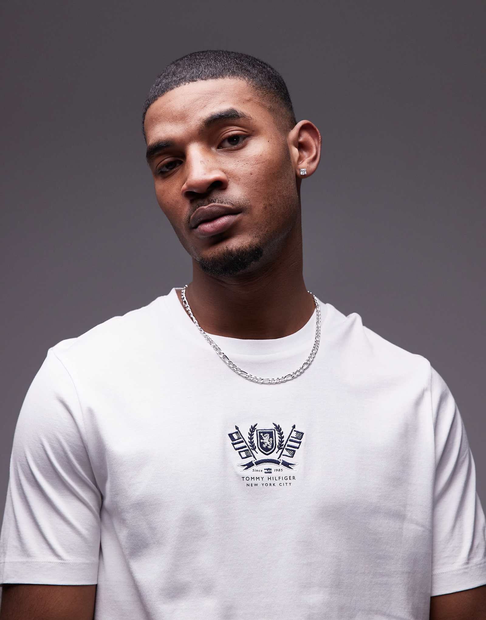 Футболка с вышитым логотипом Tommy Hilfiger белого цвета 7890₽