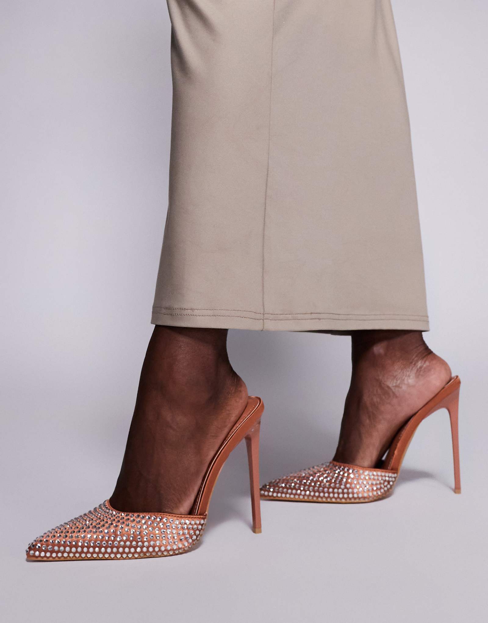 Шоколадные шлепанцы на высоком каблуке Simmi London украшенные Тхией 9390₽