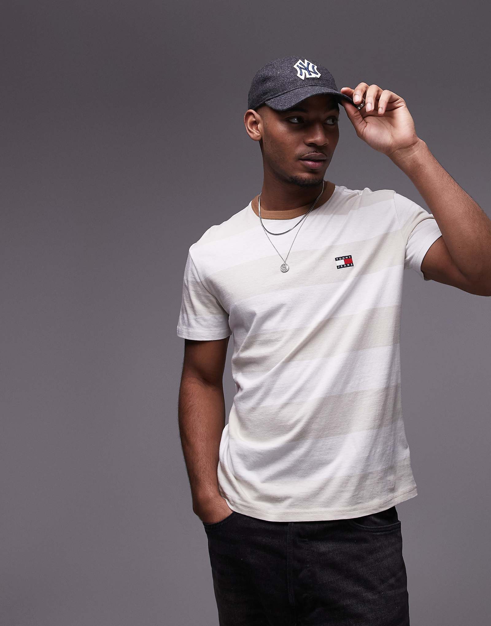 Футболка в полоску Tommy Jeans белоснежного цвета 10390₽