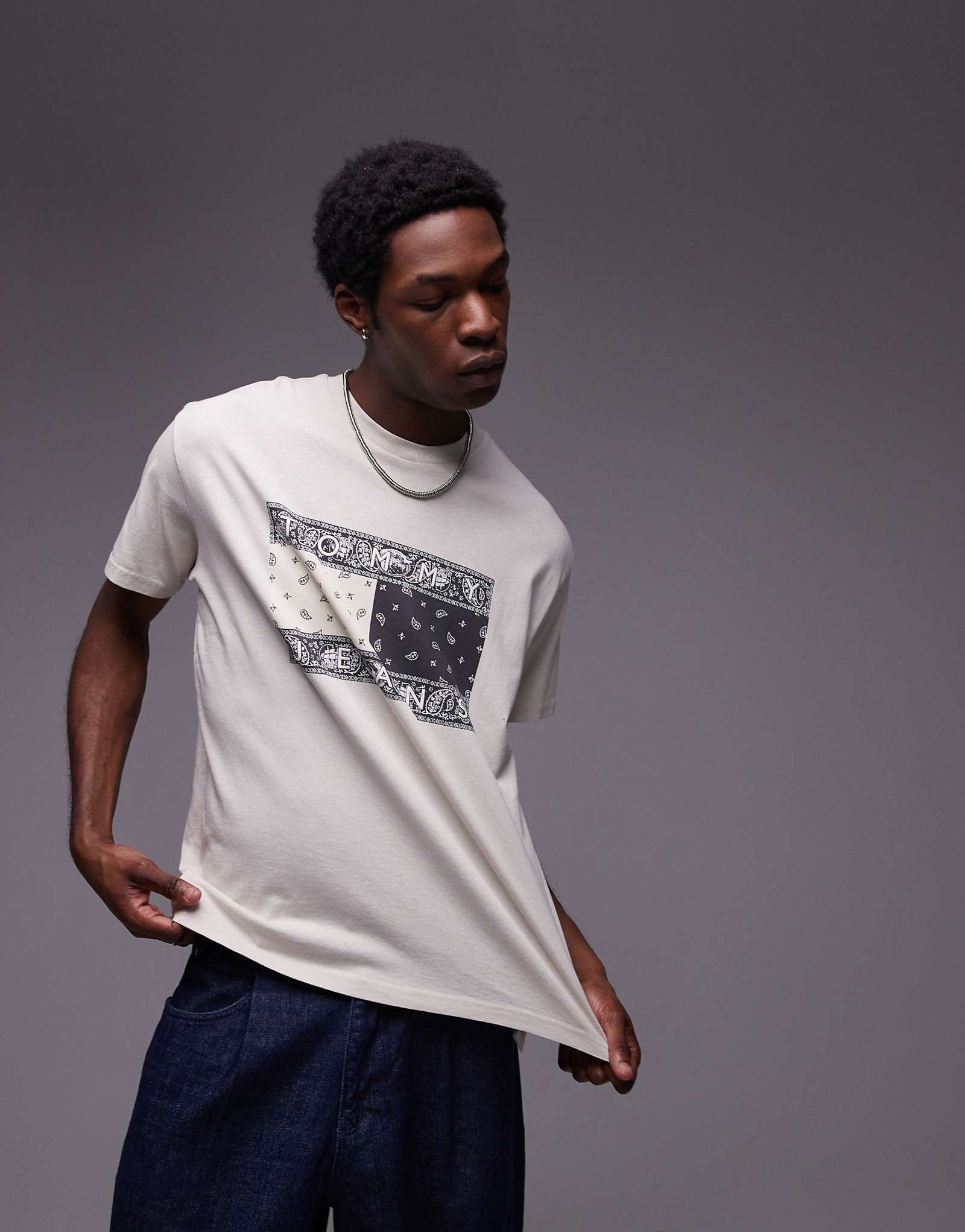 Белая с черным футболка Tommy Jeans с крупным флагом Пейсли 8290₽