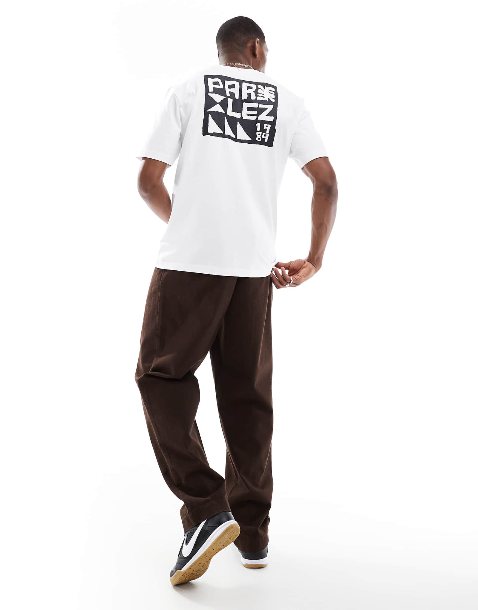 Футболка с логотипом Parlez Maran с коротким рукавом и принтом сзади белого цвета 9890₽