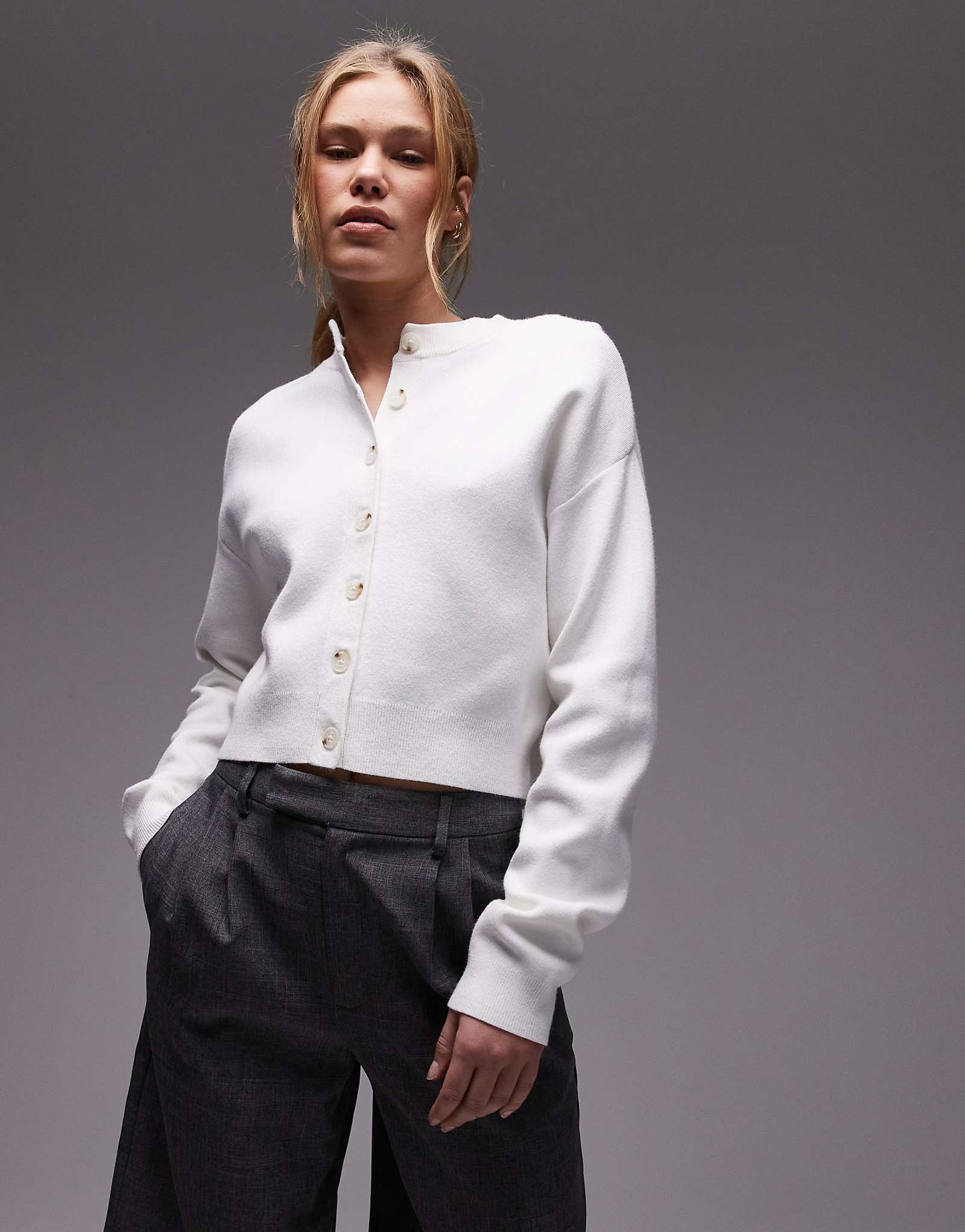 Вязаный компактный кардиган Topshop ultimate цвета слоновой кости 14190₽