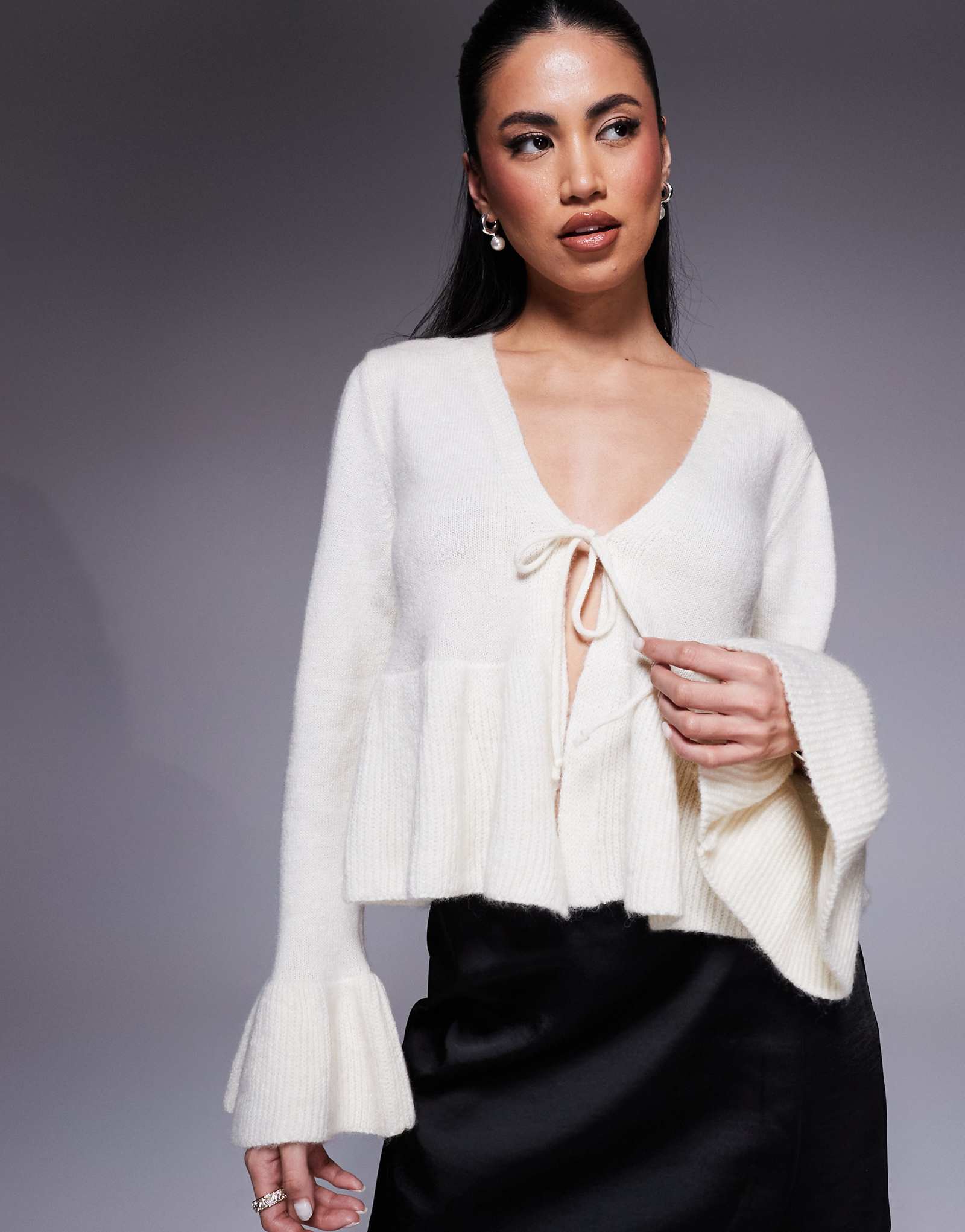 Кардиган с оборками на завязках River Island кремового цвета спереди 18390₽