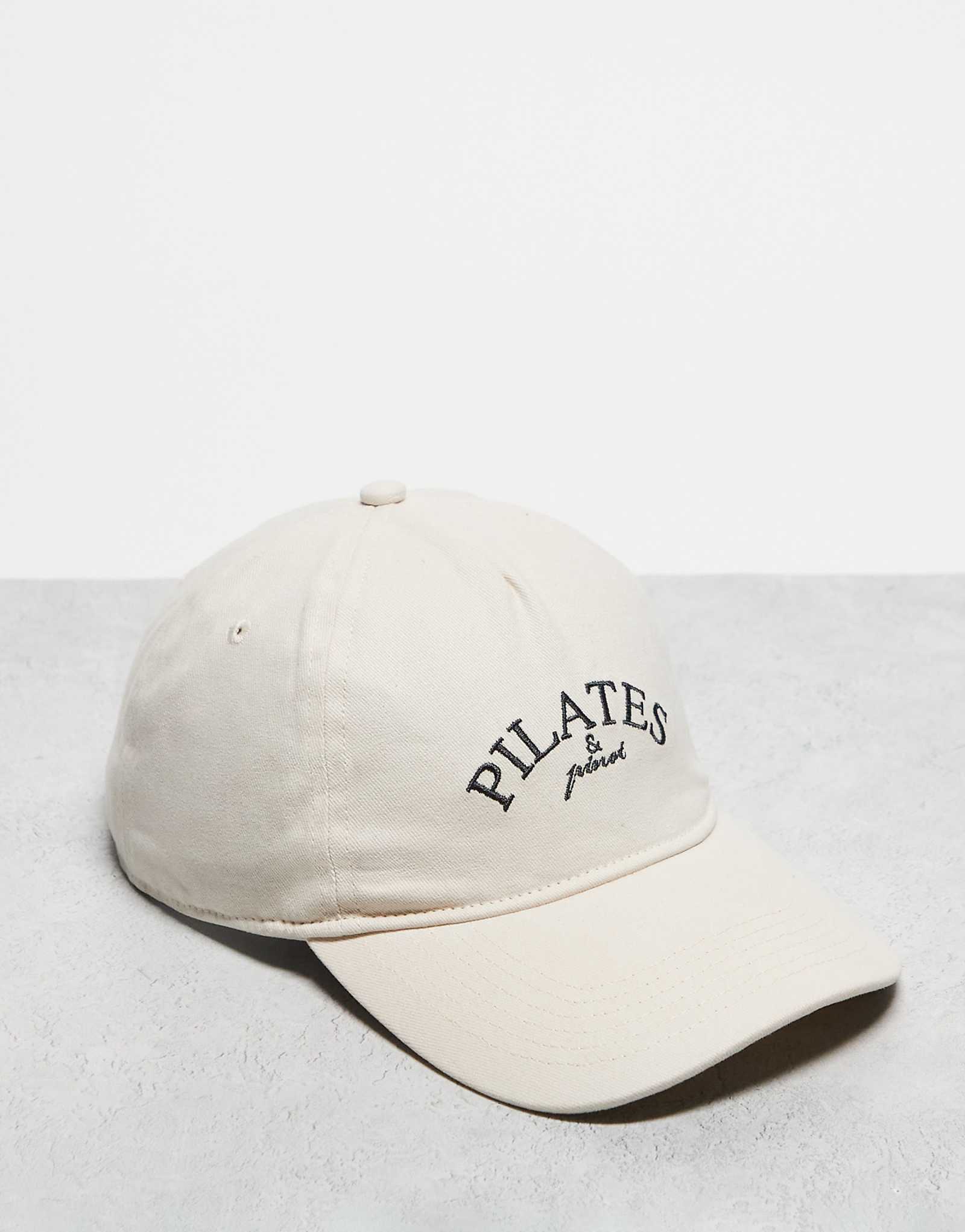 Пилатес Couture Club и шапочка pinot белоснежного цвета 8790₽