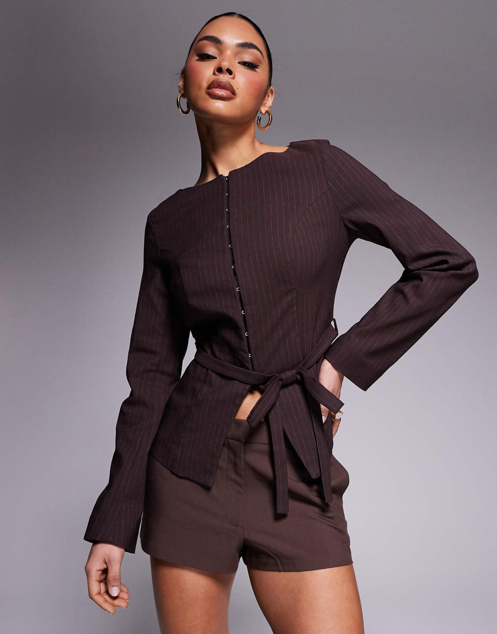 Коричневый топ с вырезом лодочкой и поясом от River Island коричневого цвета 12290₽