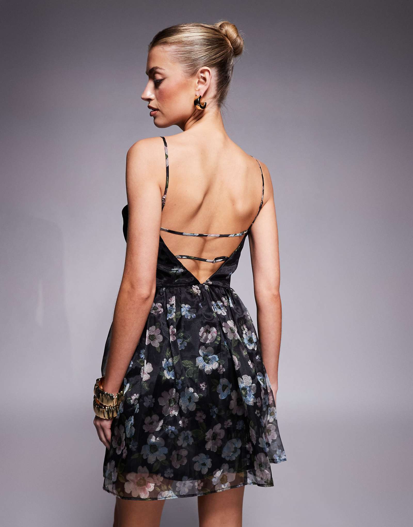 Мини-платье с завязками на спине от Lulu черного цвета в цветочек