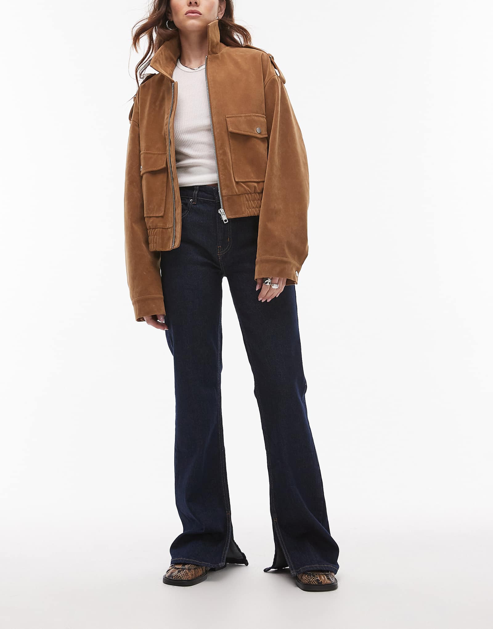 Расклешенные джинсы Mango с разрезом по низу темно-синего цвета 6690₽