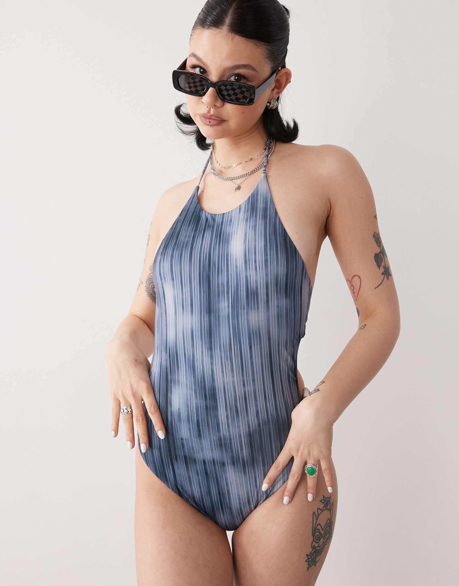 Повседневный купальник на бретельках с открытой спиной и завязками в синюю полоску 8590₽