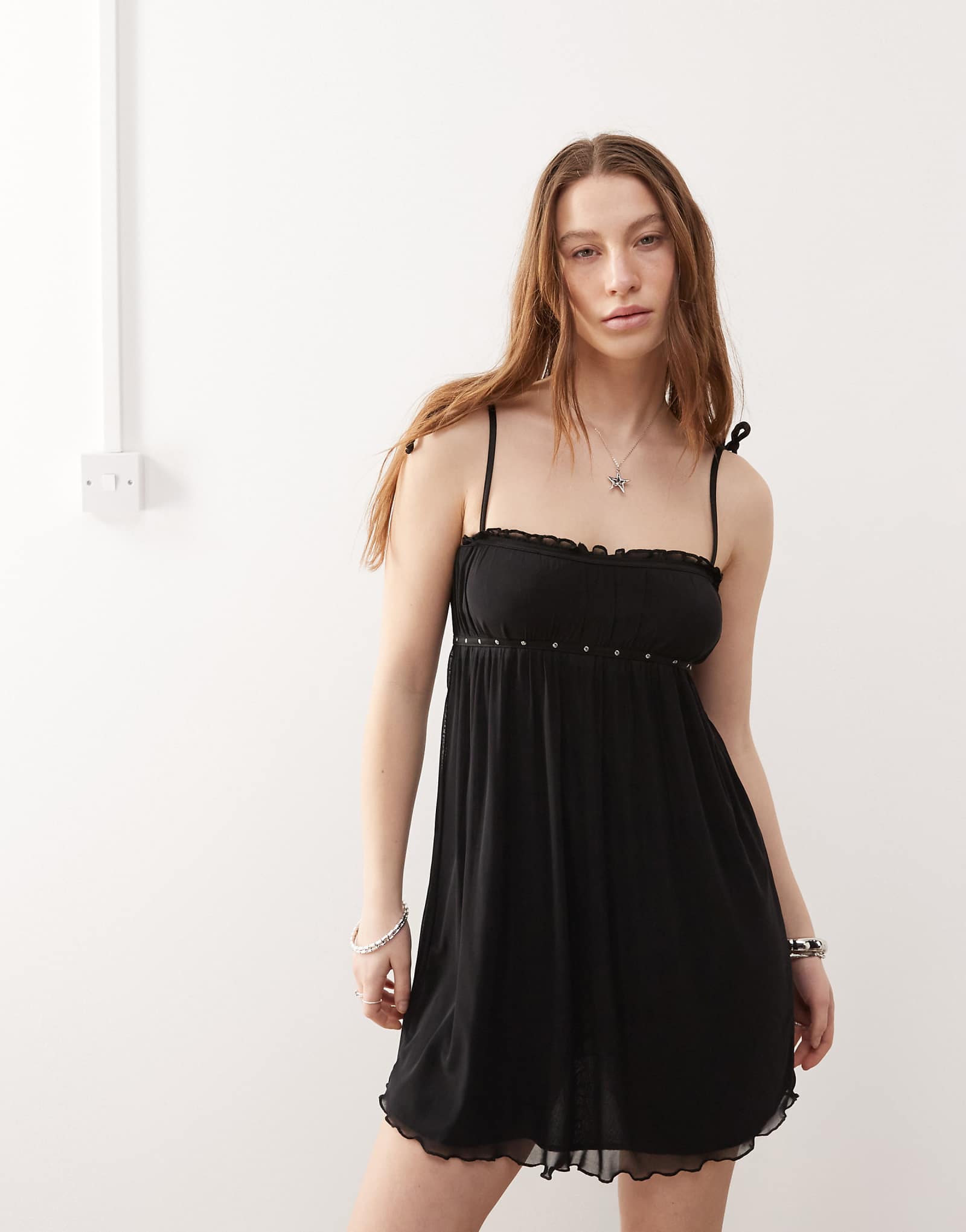 Мини-платье на бретельках Motel Damiera черного цвета с заклепками-гвоздиками 7190₽