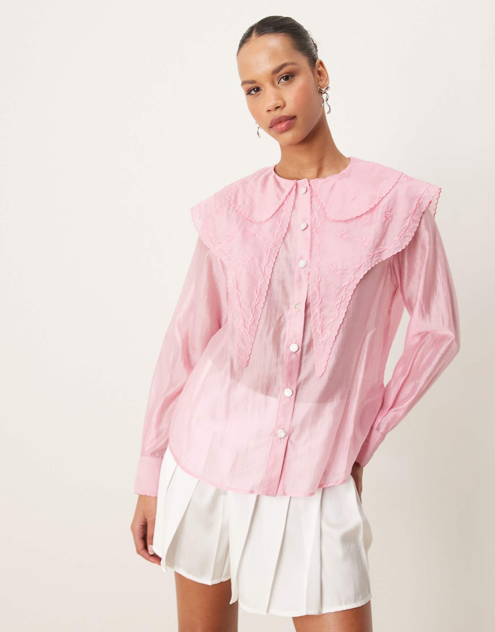 Сестра Джейн вышила блузку из органзы малиново-розового цвета 17990₽