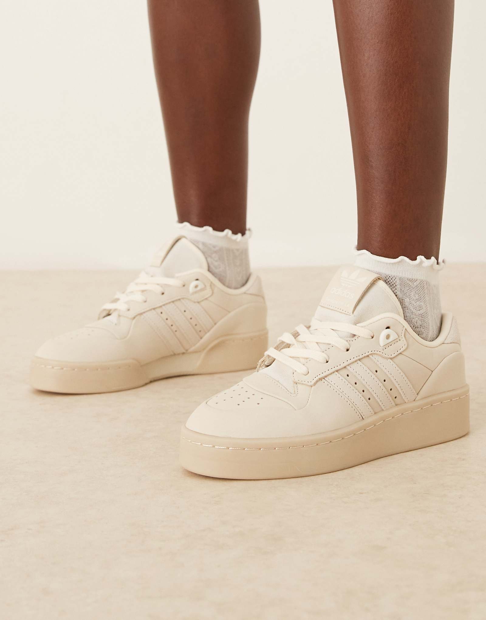 низкие кроссовки adidas Originals Rivarly Lux темно-белого цвета 19090₽