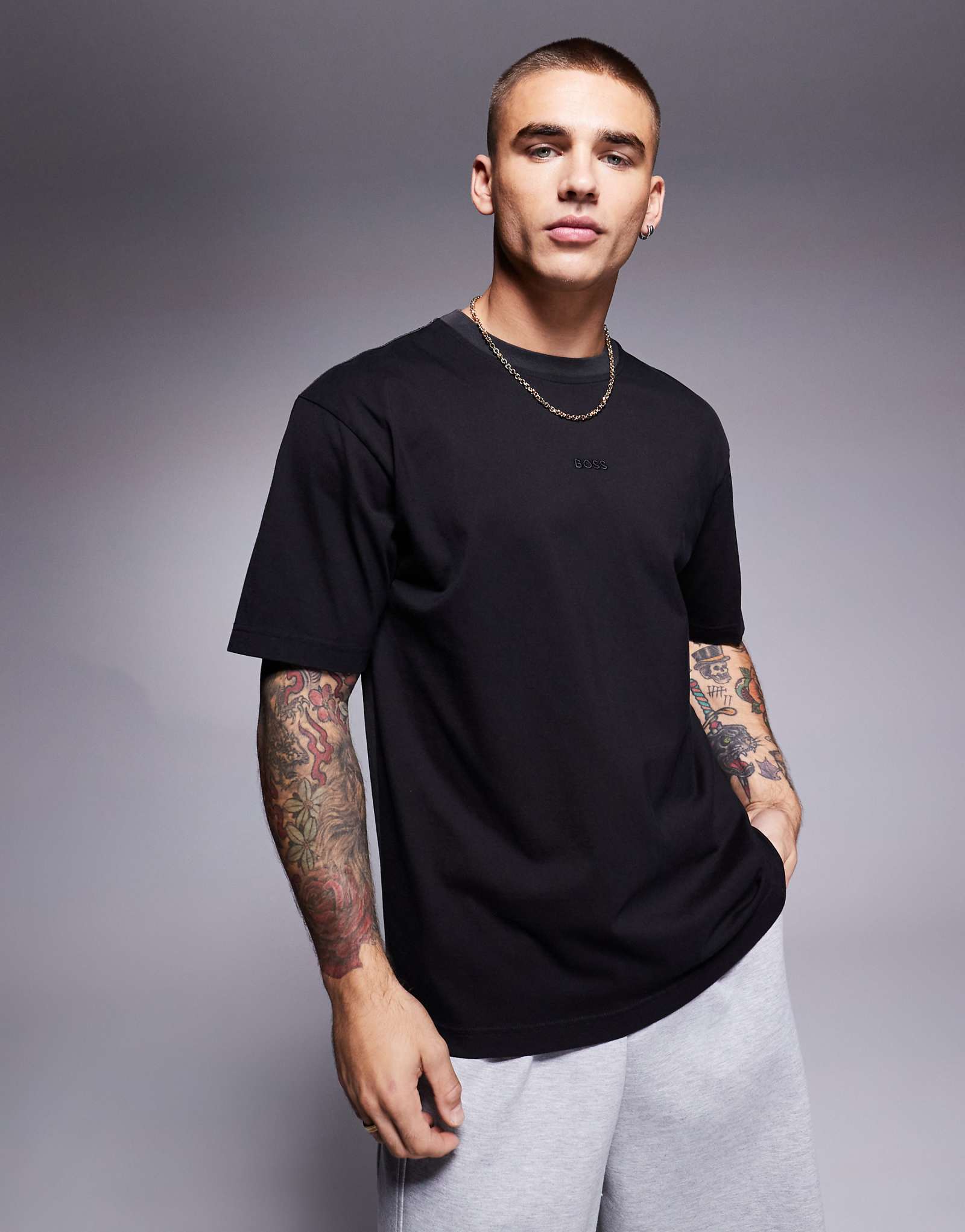 Футболка BOSS Orange Te_Block с 2-тонным центральным логотипом черного цвета 11090₽