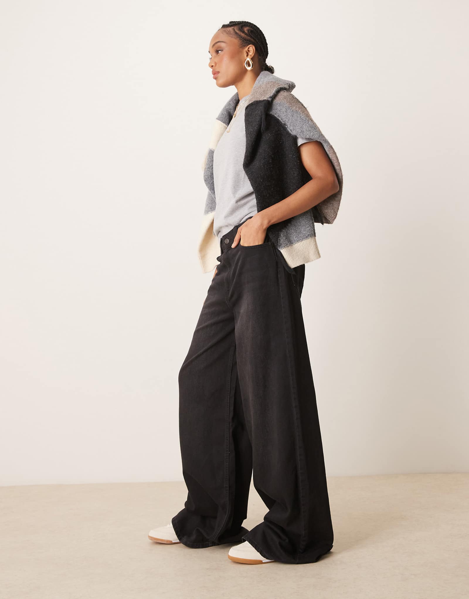 Высокие мягкие джинсы ASOS DESIGN с широкими штанинами черного цвета выполненные в стираном стиле 9790₽