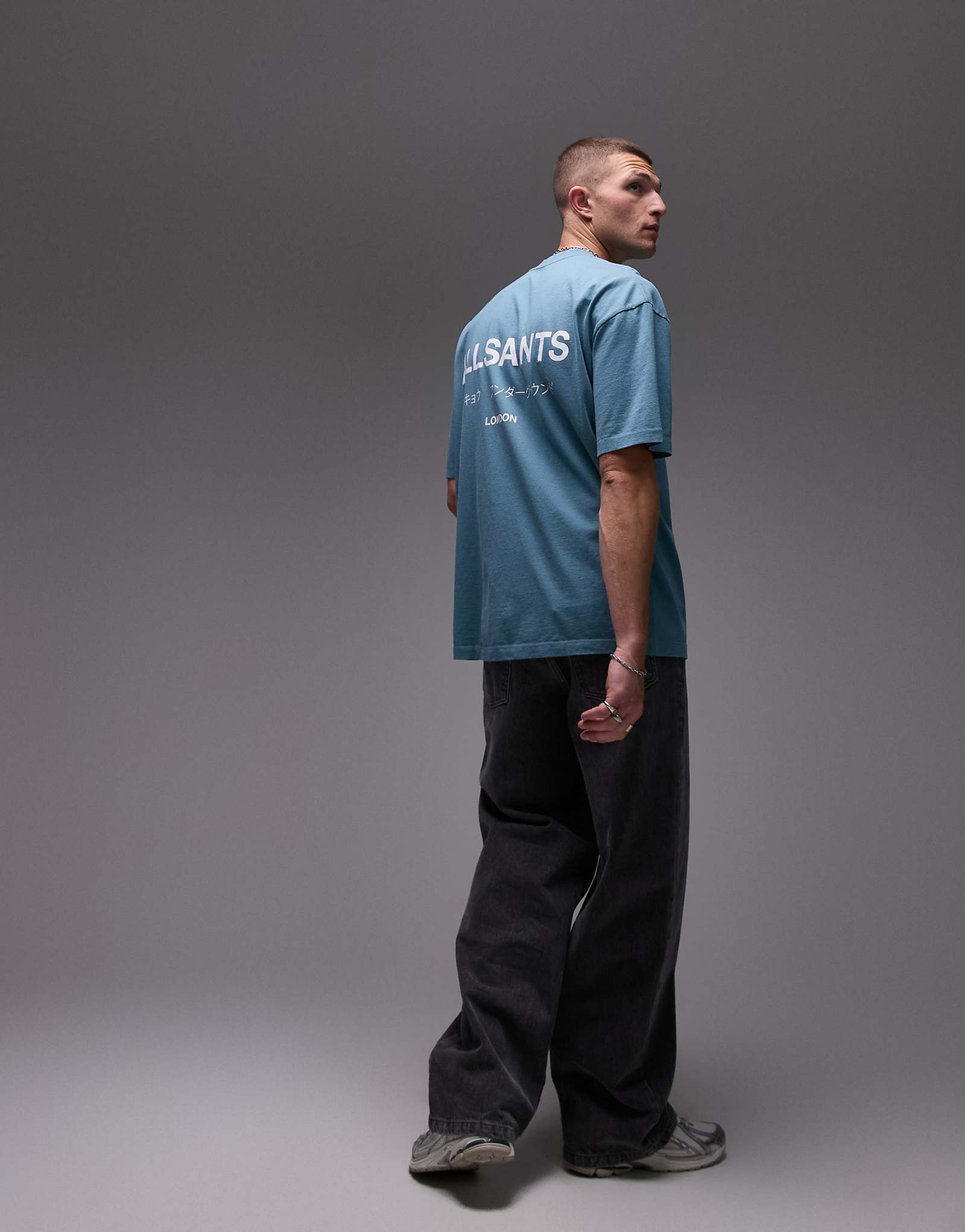 Футболка оверсайз от AllSaints Underground цвета eris blue 19390₽