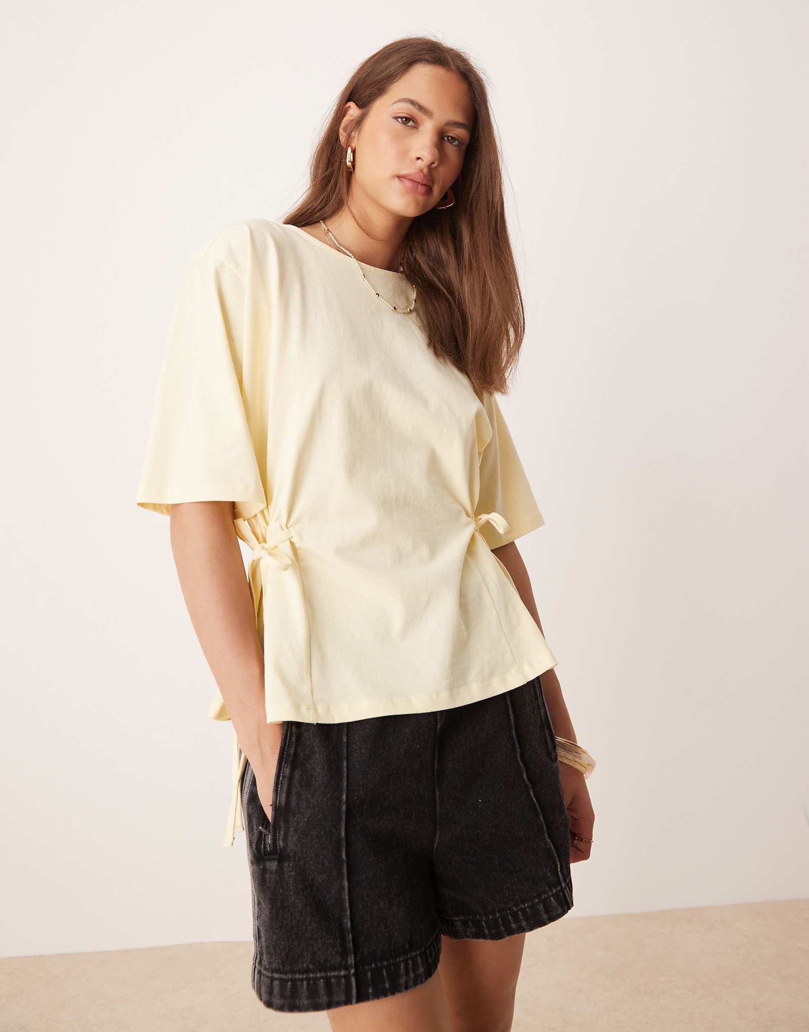 ДИЗАЙНЕРСКАЯ футболка оверсайз от ASOS с галстуком лимонного цвета 6090₽