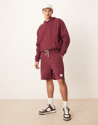 ДИЗАЙНЕРСКИЕ шорты оверсайз от ASOS с тканым значком бордового цвета - часть комплекта