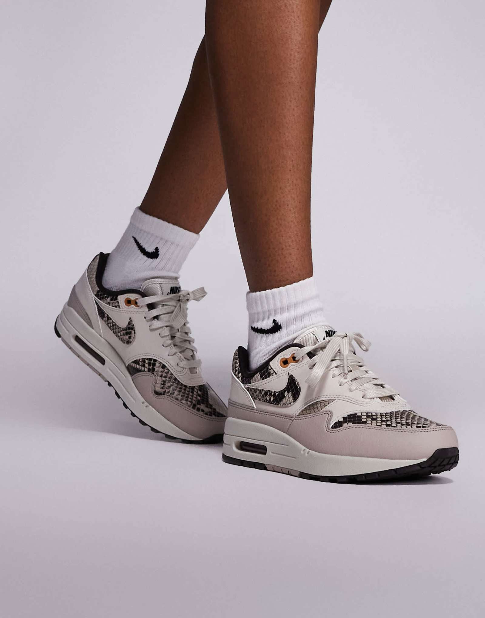 Кроссовки Nike Air Max 1 белого цвета со змеиным принтом 27590₽