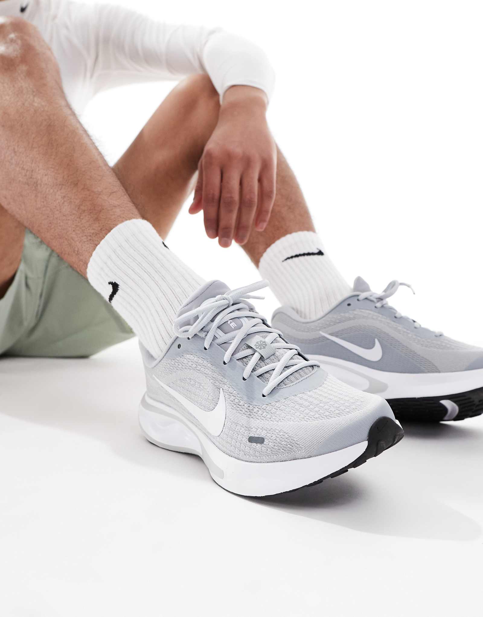 Кроссовки Nike Running Journey для бега в сером и белом цветах 18390₽