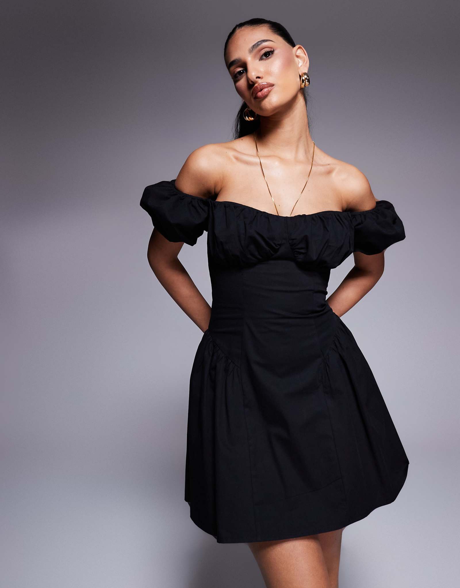 Эксклюзивное мини-платье доярки из поплина с пышными рукавами Kaiia черного цвета 14590₽