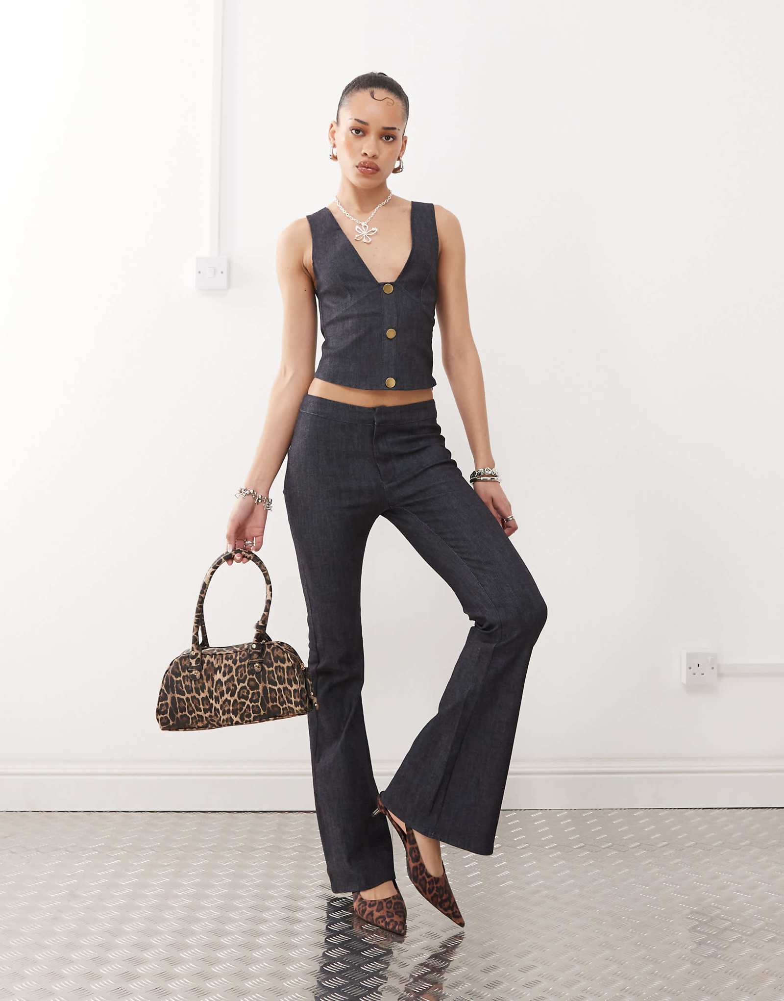 Джинсовые брюки-клеш Motel malvinas цвета темного индиго - часть комплекта 12990₽