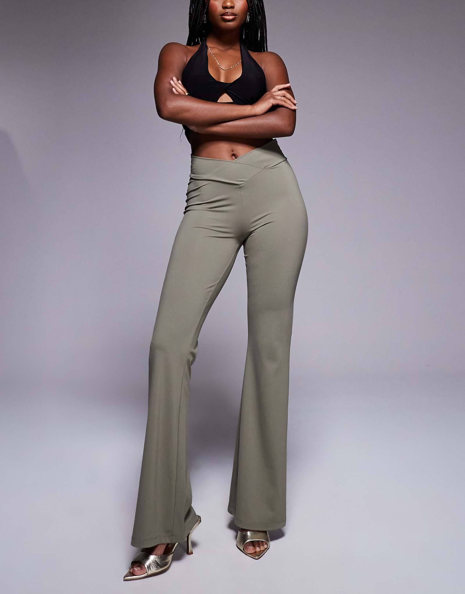 Облегающие брюки-клеш с V-образным вырезом и поясом цвета хаки от ASOS DESIGN 2290₽