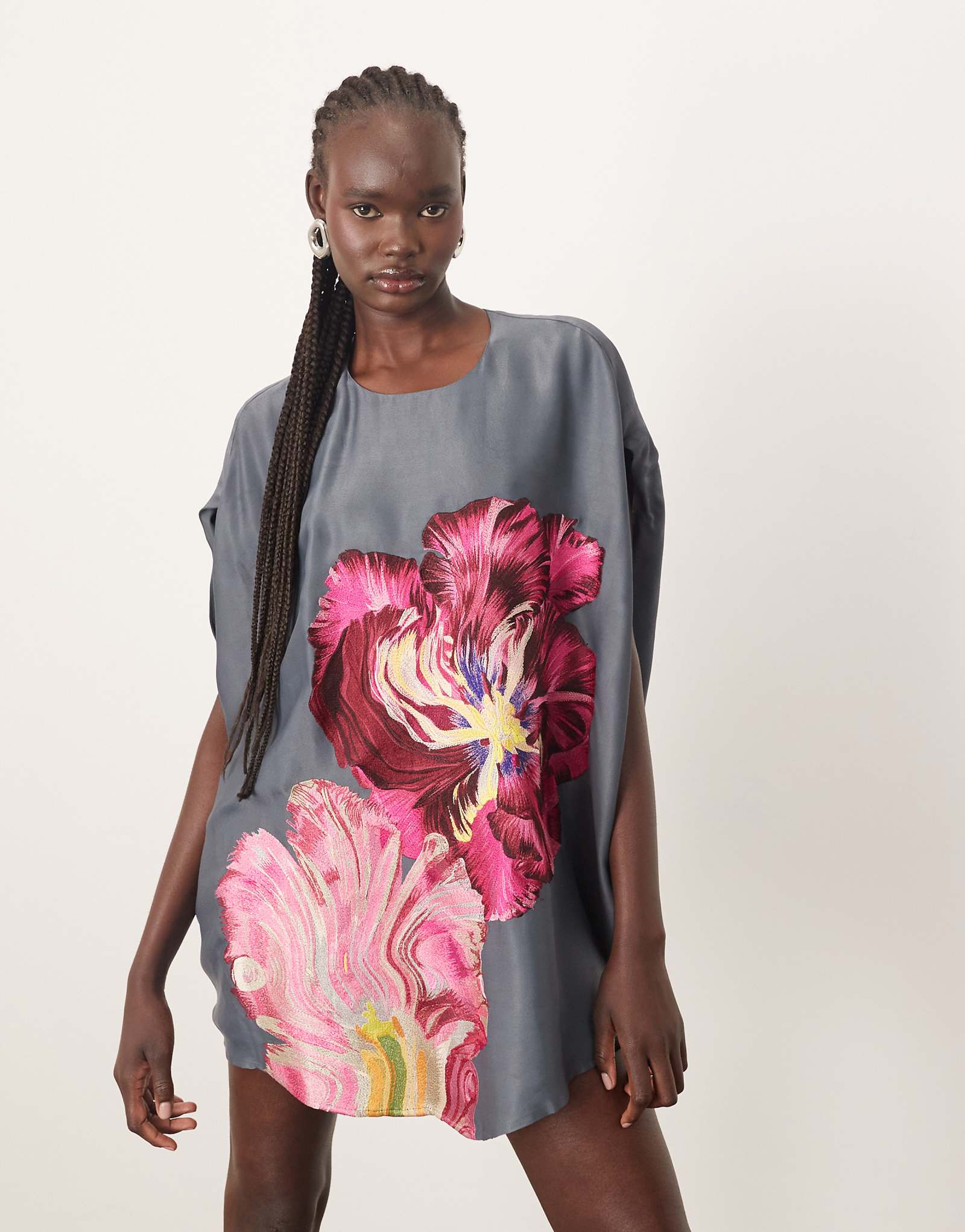 НАДЕНЬТЕ мини-платье-кокон с цветочной вышивкой цвета древесного угля 15390₽