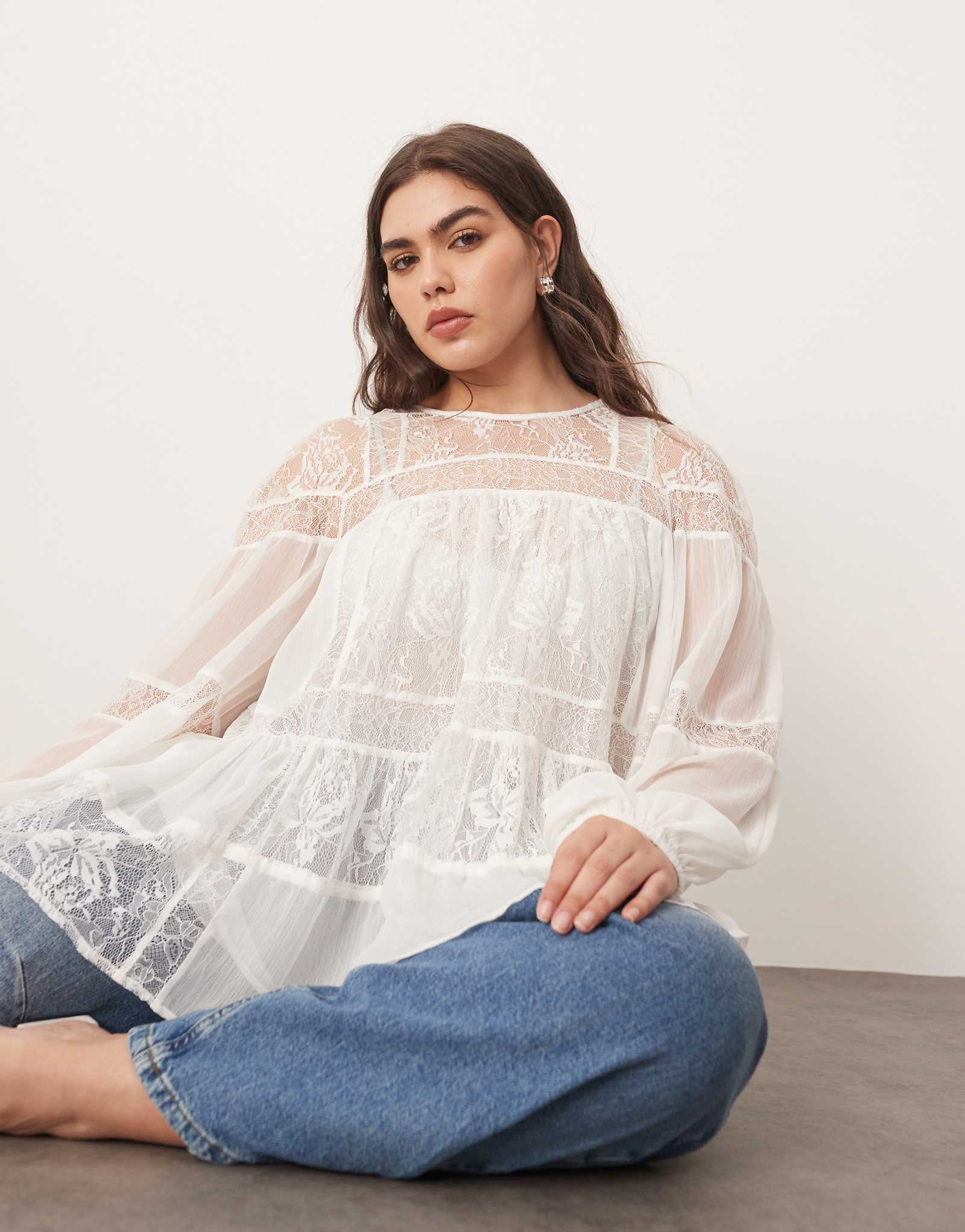 Топ-блузон с округлыми кружевными деталями на рукавах и завязками белого цвета 14690₽