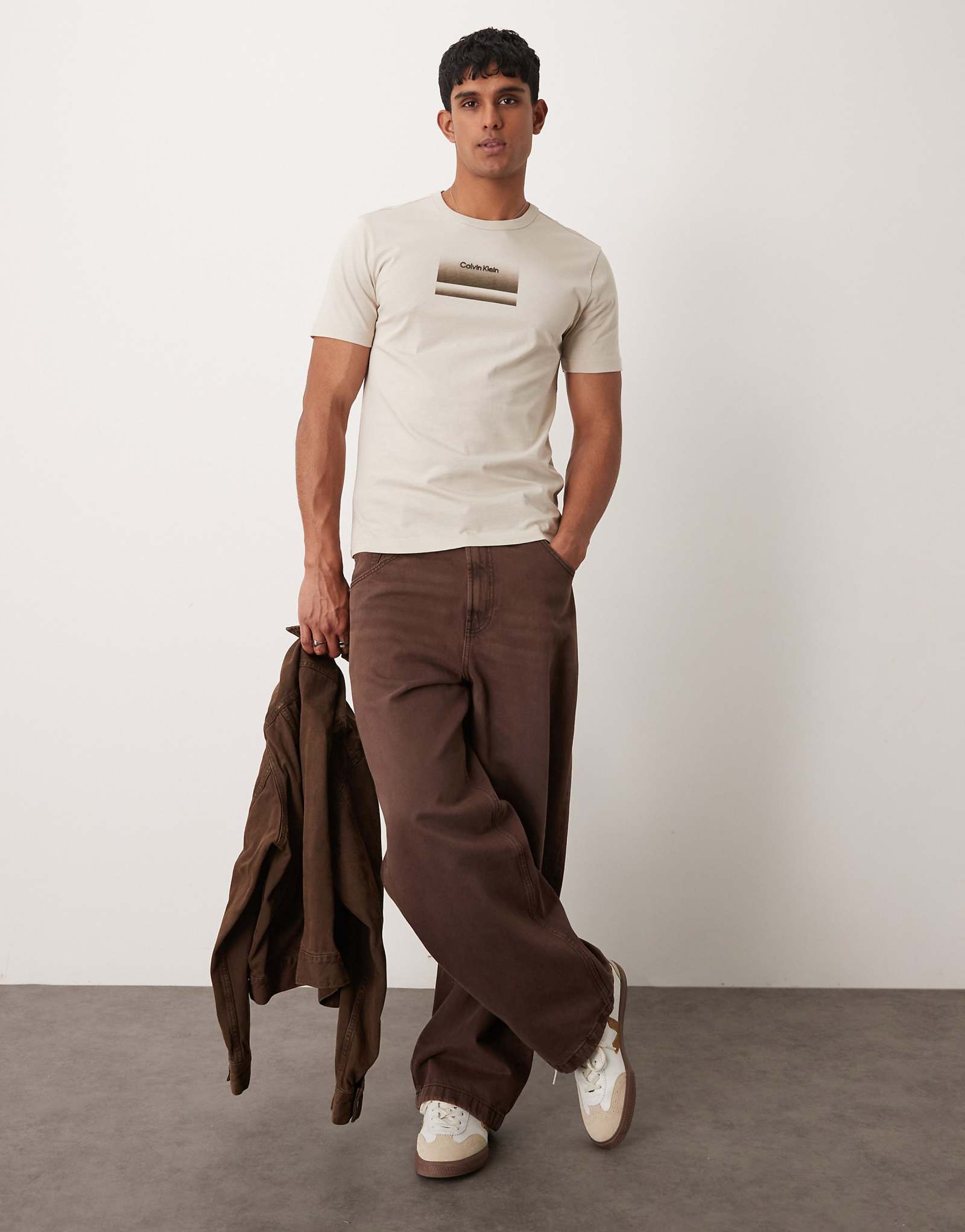 Футболка с градиентным логотипом Calvin Klein на груди бежевого цвета 6990₽