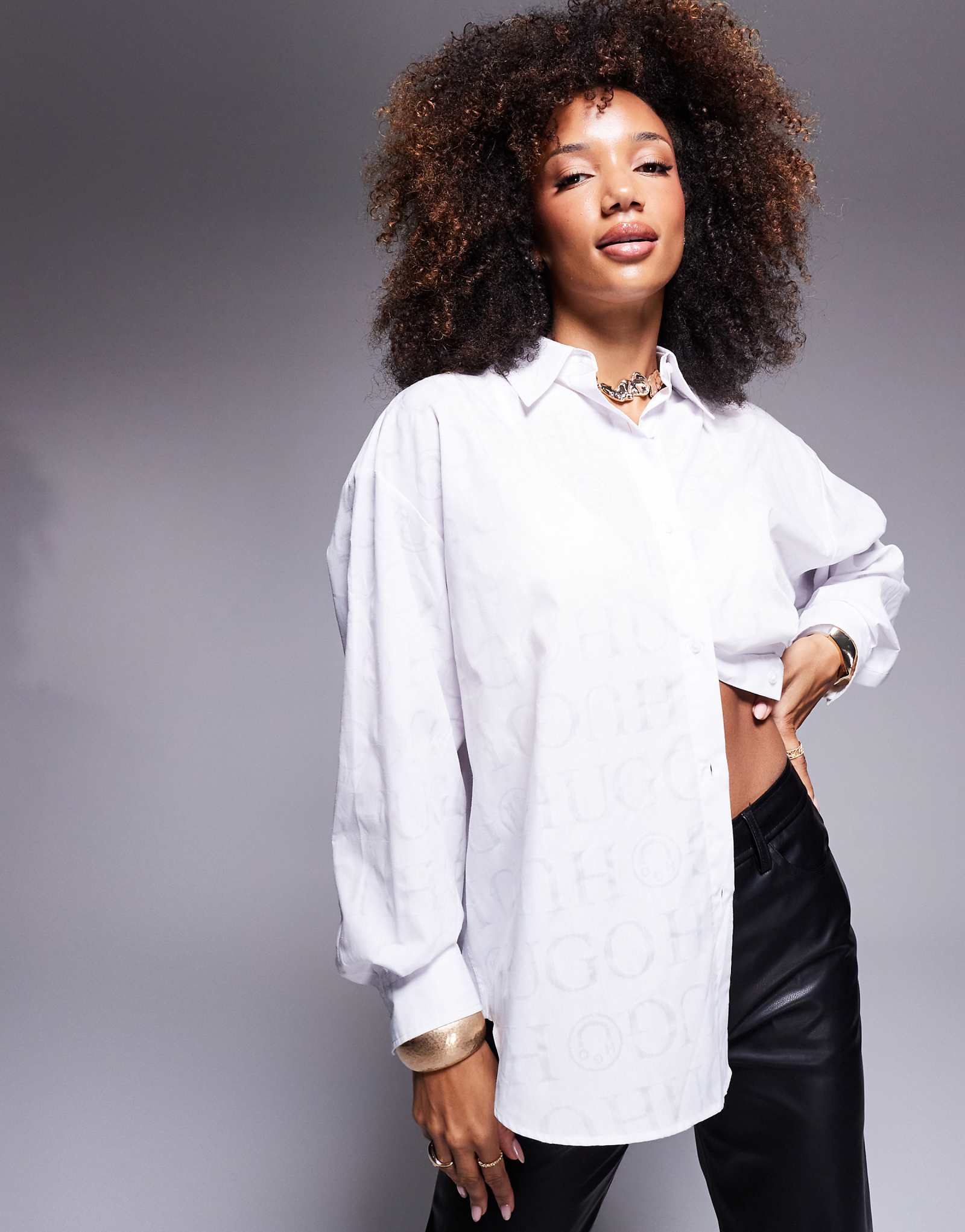 Белая полупрозрачная рубашка с логотипом HUGO Blue по всей поверхности 21790₽