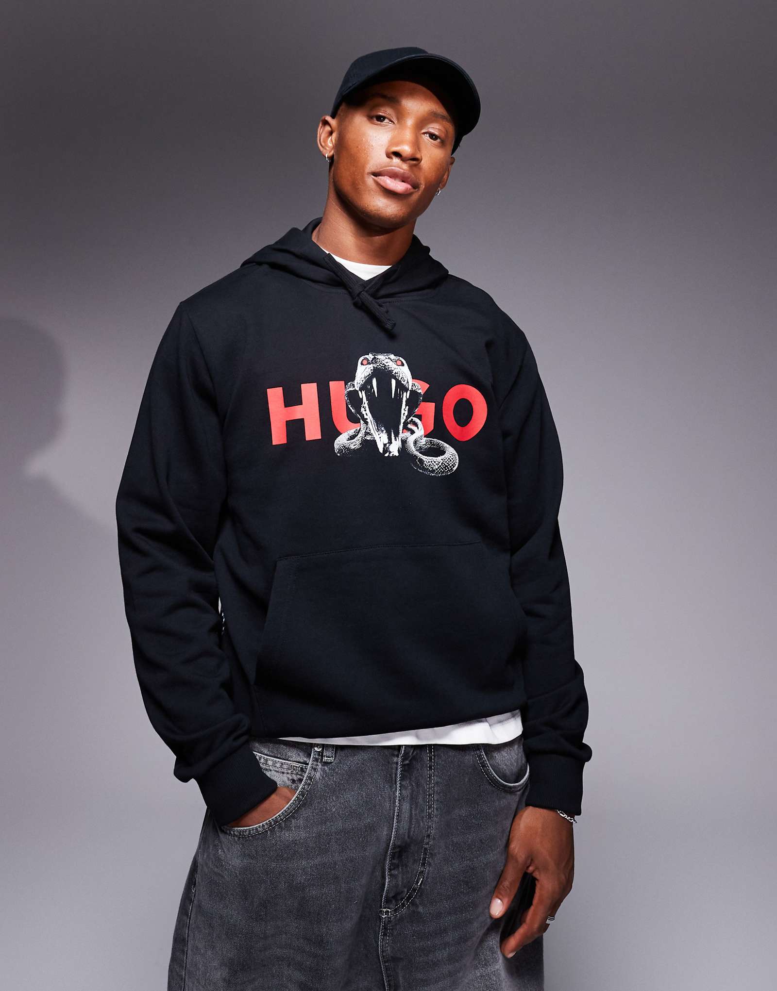 Толстовка с капюшоном HUGO Red dueleyo snake graphic черного цвета 22590₽