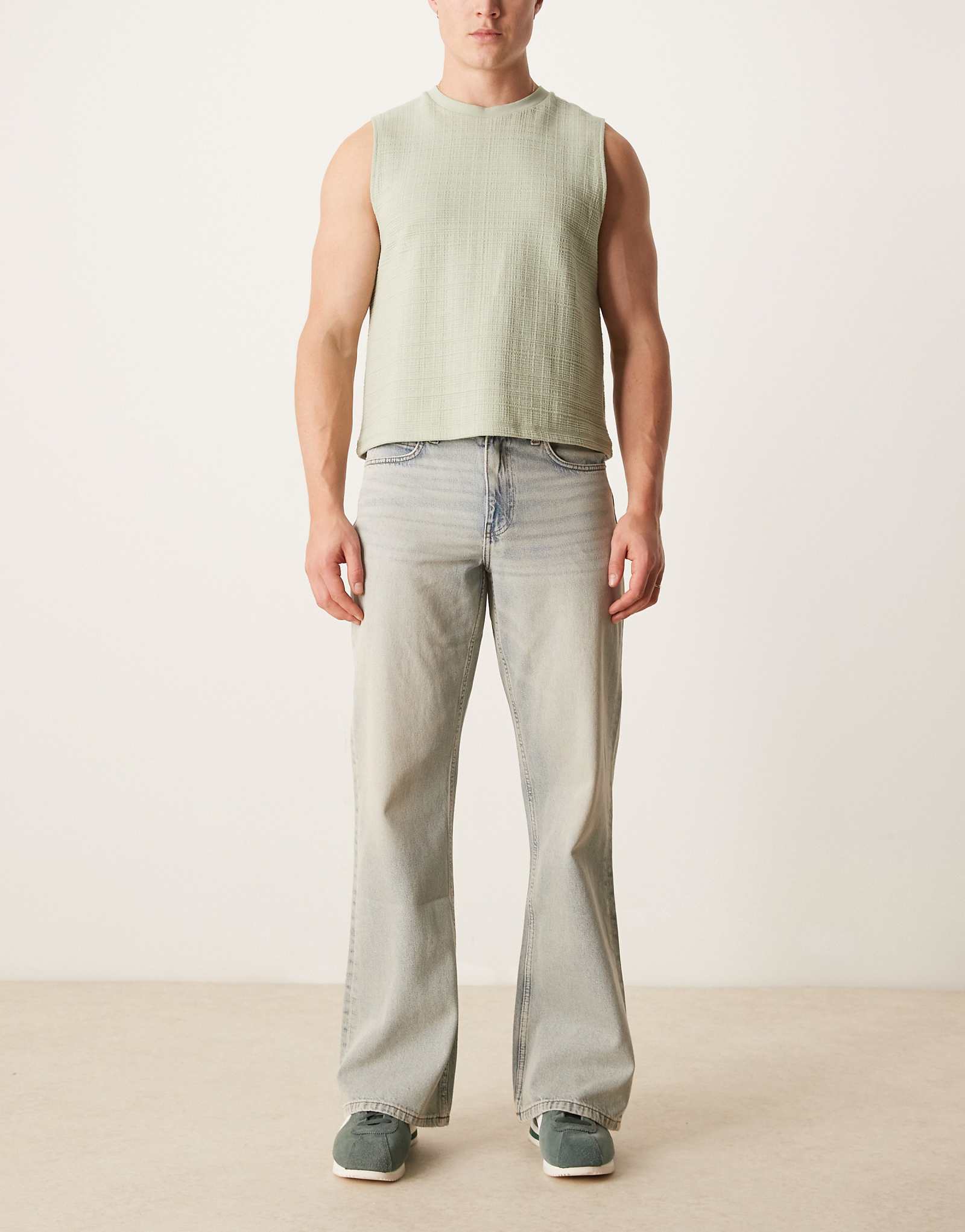 ДИЗАЙНЕРСКИЕ широкие джинсы-клеш ASOS с винтажным оттенком светло-голубого 3890₽